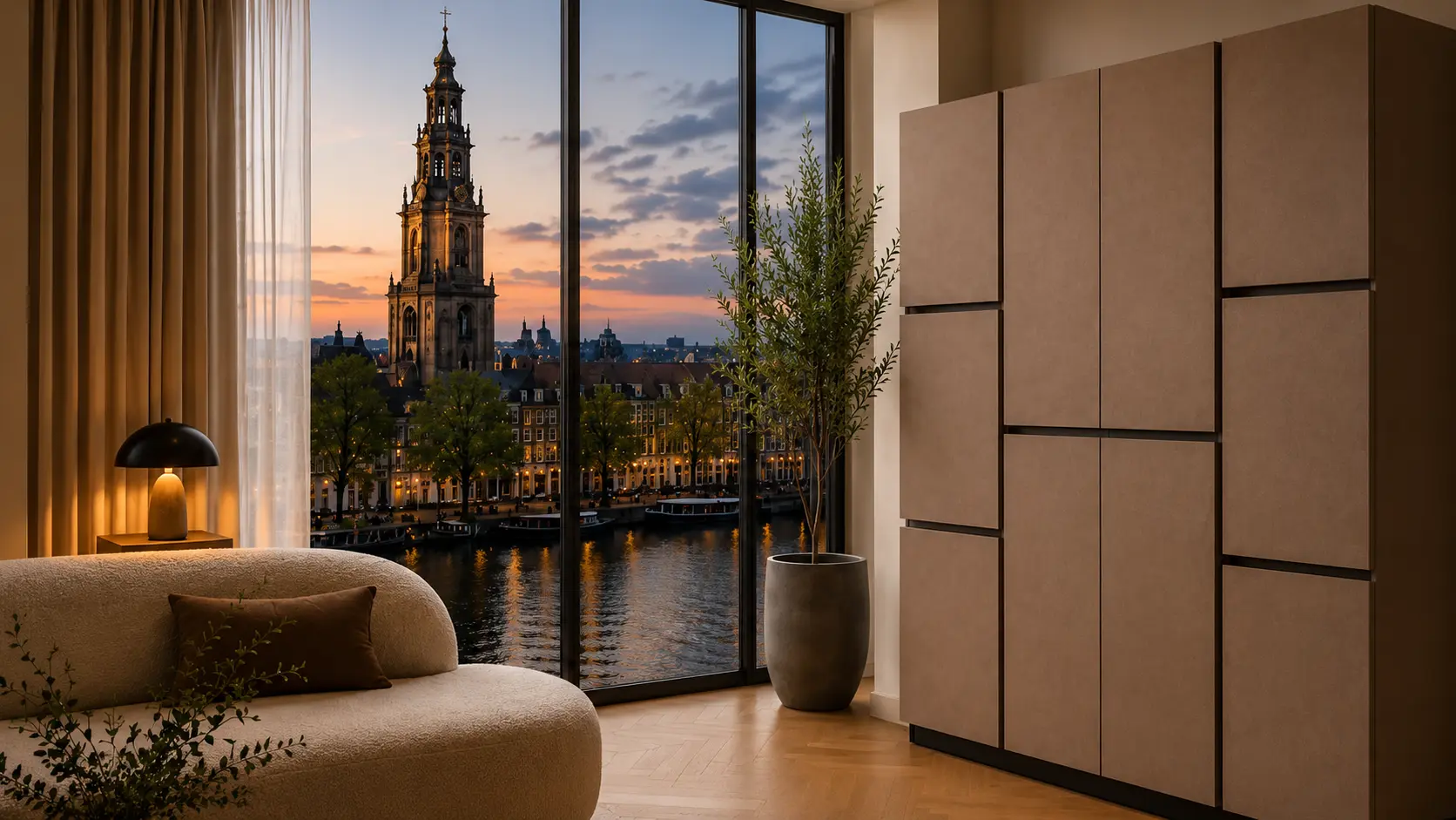 Amsterdams interieur met modulaire kastenwand en grachtzicht